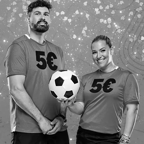 Attila Végh a Dominika Cibulková s futbalovou loptou a červeným pozadím so zlatými srdiečkami